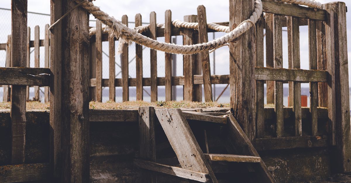 Importance of Clear Work Zones for Timber Fence Installations